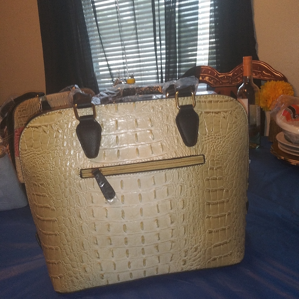 Women's Handbag - Picture 3 of 4